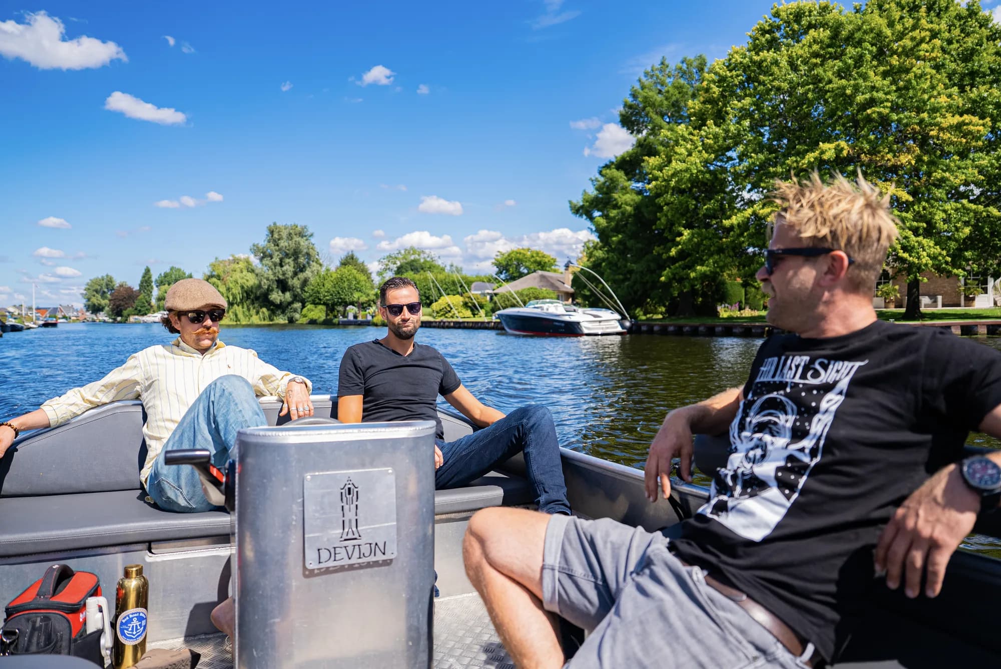 Met z'n drieën aan boord van een aluminium visboot